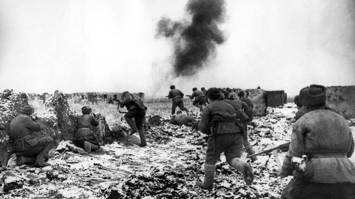 En esta foto de archivo tomada durante el invierno de 1942 a 1943, soldados rusos toman posiciones durante la batalla de Stalingrado.