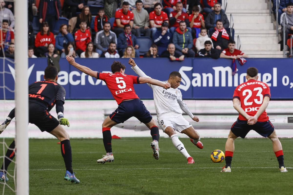 El delantero francés del Real Madrid Kylian Mbappé y el defensa de Osasuna Jorge Herrando (2i), durante el partido del Sadar de la pasada temporada.