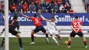 El delantero francés del Real Madrid Kylian Mbappé y el defensa de Osasuna Jorge Herrando (2i), durante el partido del Sadar de la pasada temporada. 