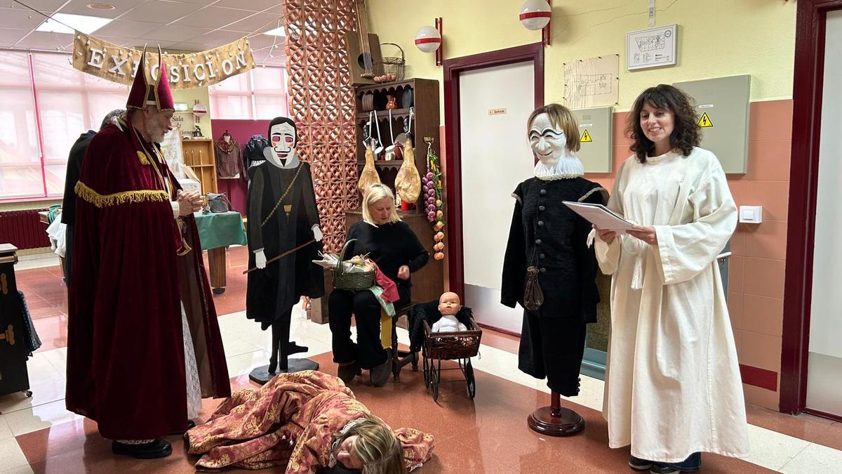 Un momento del ensayo de la representacion teatral del grupo "Teatro del Suroccidente".