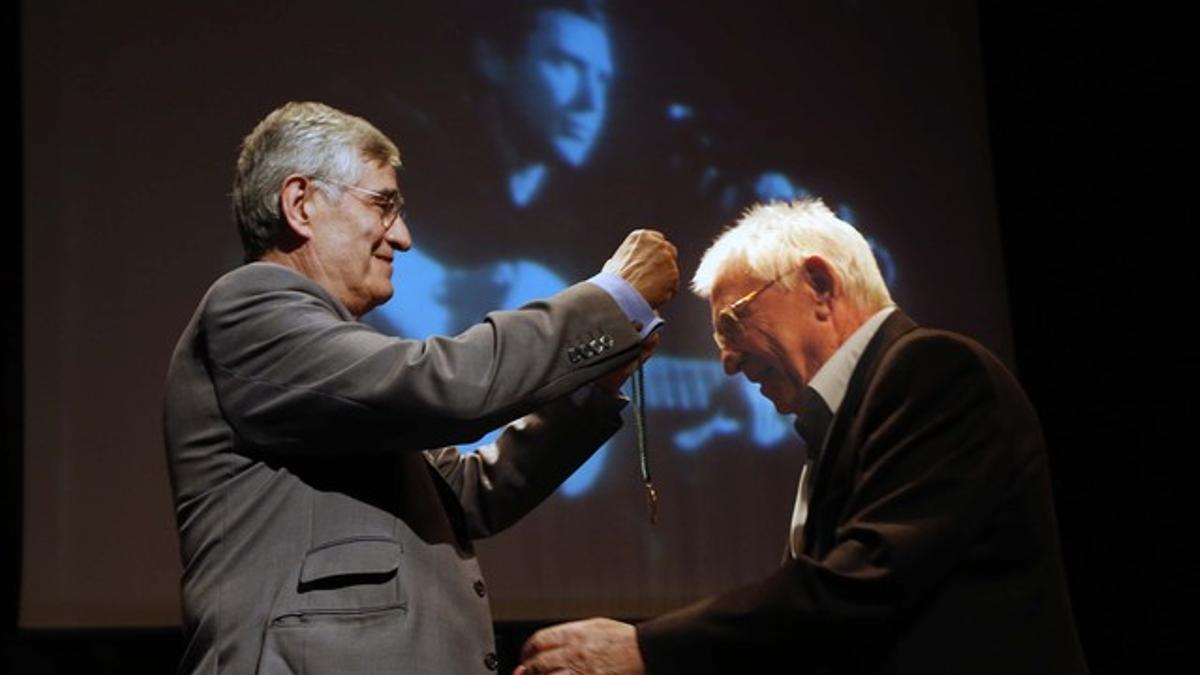 Momento en que Raimon recibe la Medalla de Oro del Círculo de Bellas Artes.