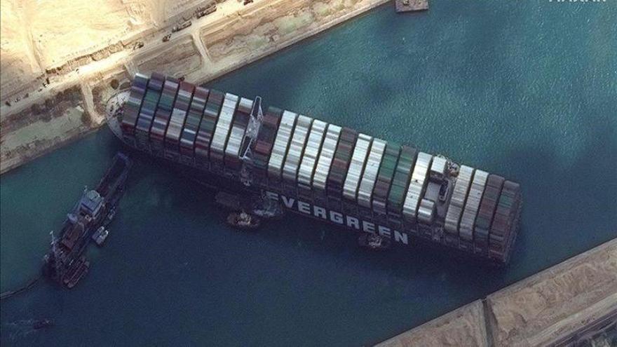 Nueve remolcadoras tratan de desencallar el 'Ever Given' en el Canal de Suez