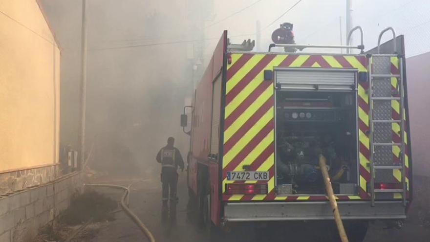 Efectivos de bomberos, Policía Local y Protección Civil trabajan en el incendio cercano a Latbus