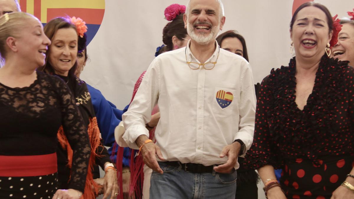 El candidato de Cs, Carlos Carrizosa, bailando en la 'caseta' del partido en la Feria de Abril.