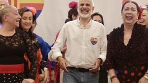 El candidato de Cs, Carlos Carrizosa, bailando en la caseta del partido en la Feria de Abril.