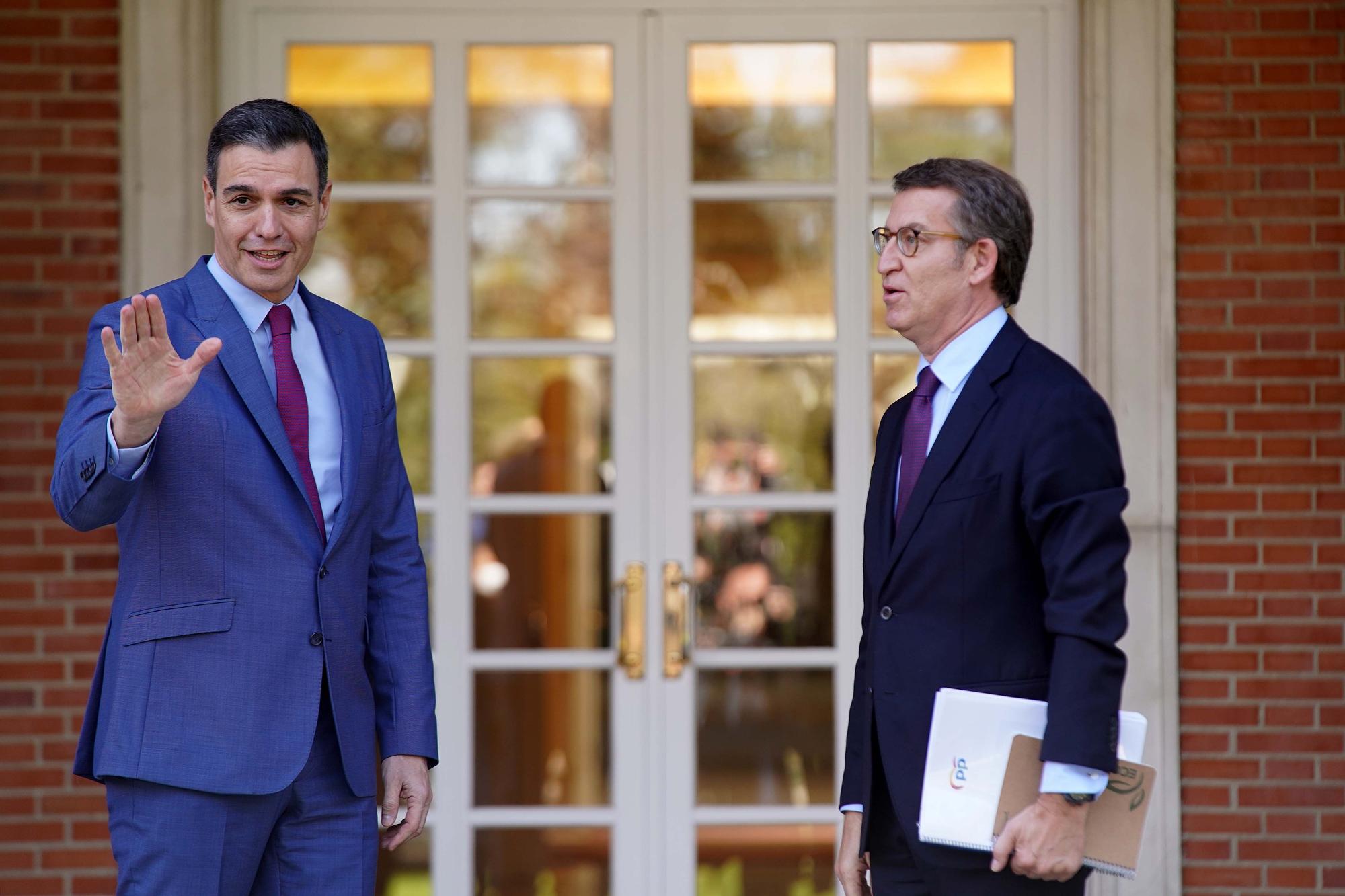 El presidente del Gobierno, Pedro Sánchez, y el líder del PP, Alberto Núñez Feijóo, en la reunión que tuvieron en Moncloa.