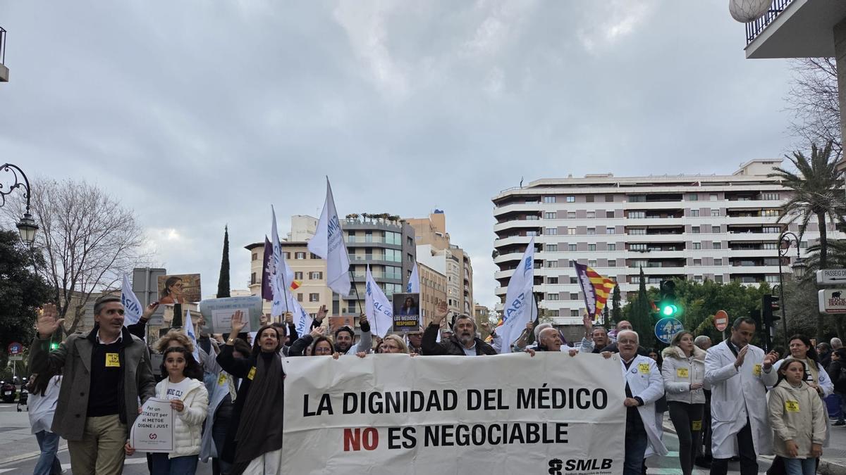 MANIFESTACIÓN MÉDICOS HUELGA MALLORCA | Los médicos toman el centro de Palma en su segunda semana de huelga: «No vamos a parar hasta que se nos escuche»