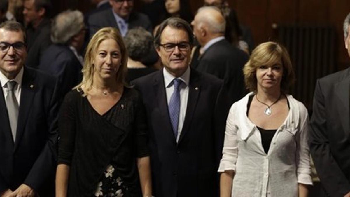El 'president' Artur Mas, flanqueado por los nuevos 'consellers' Jordi Jané, Neus Munté, Meritxell Borràs y Jordi Ciuraneta, este lunes, durante la toma de posesión.