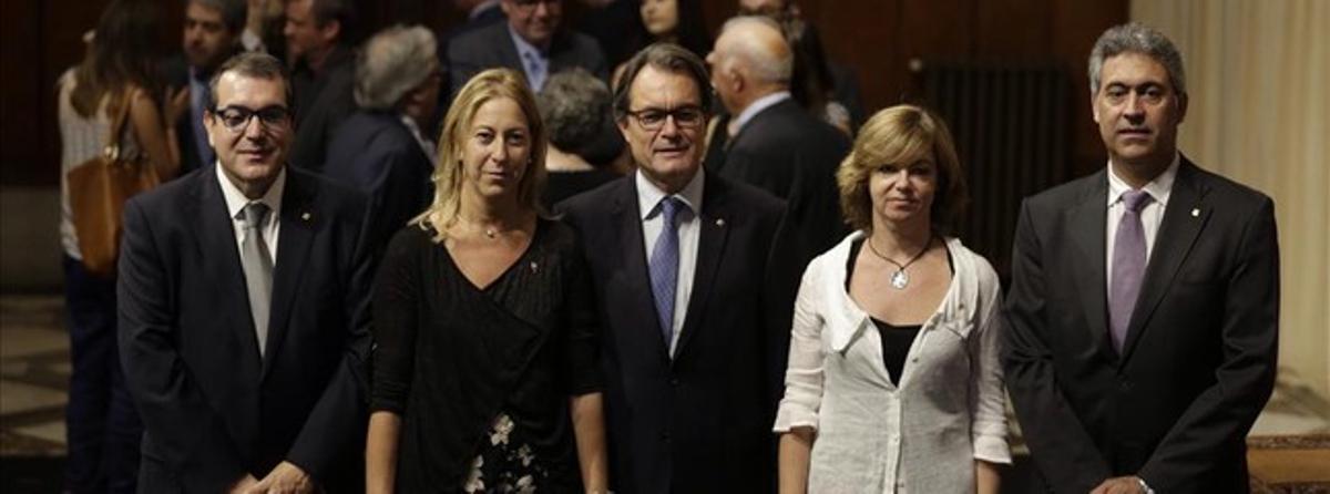 El president Artur Mas, flanquejat pels nous consellers Jordi Jané, Neus Munté, Meritxell Borràs i Jordi Ciuraneta, aquest dilluns, durant la presa de possessió.