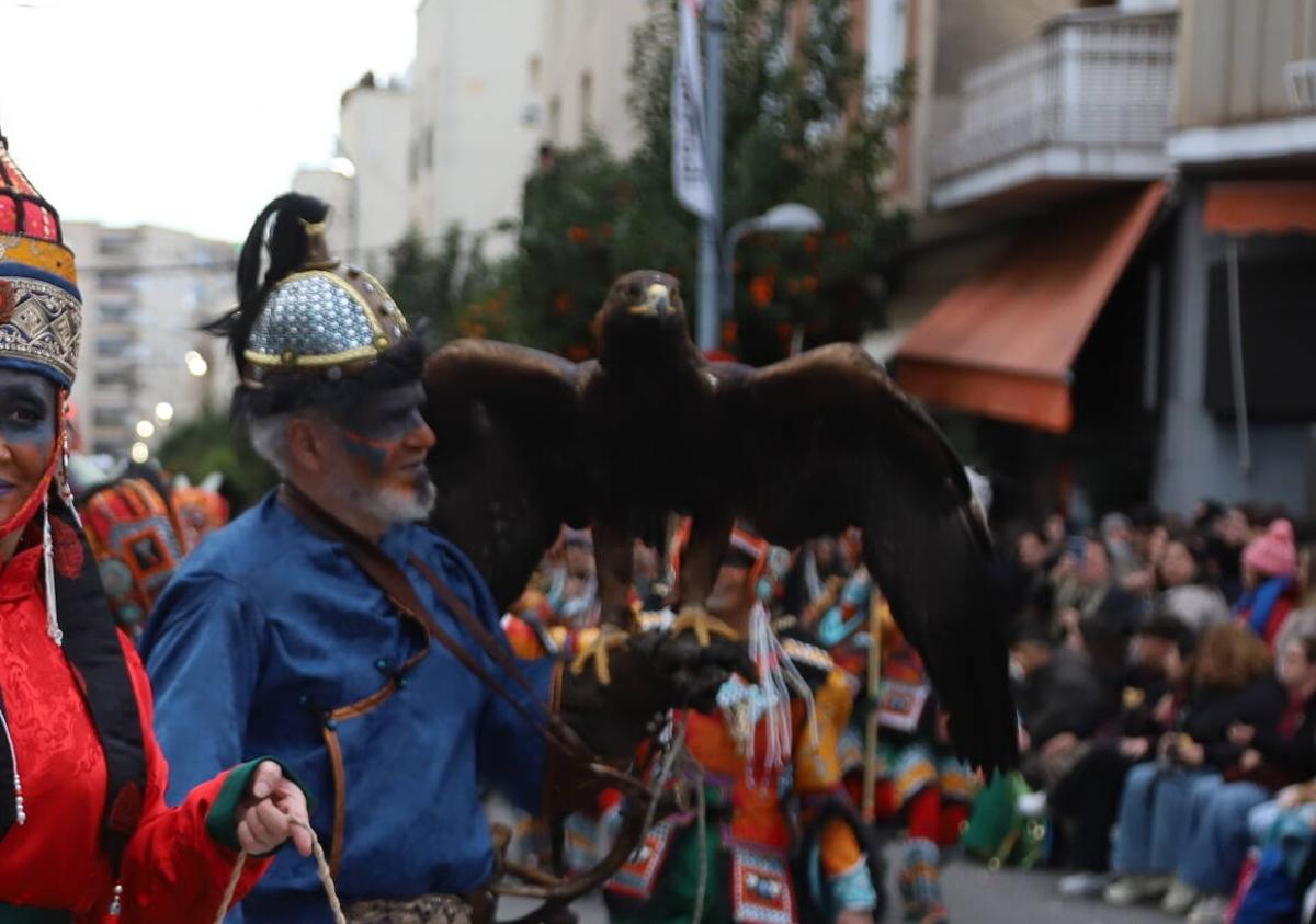 El dueño y el águila en el Desfile del Carnaval el pasado domingo.