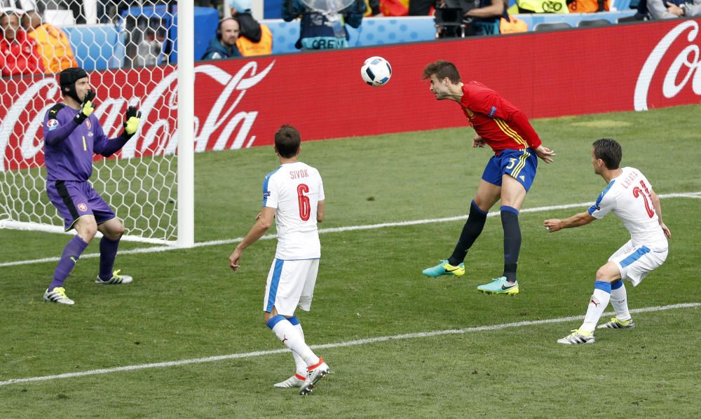 GOL de Piqué, con la cabeza, tras una jugada colectiva. El pase fue de Iniesta