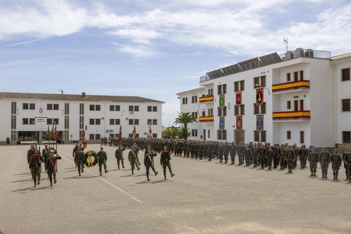 Desfile militar en el acuartelamiento Jaime II.
