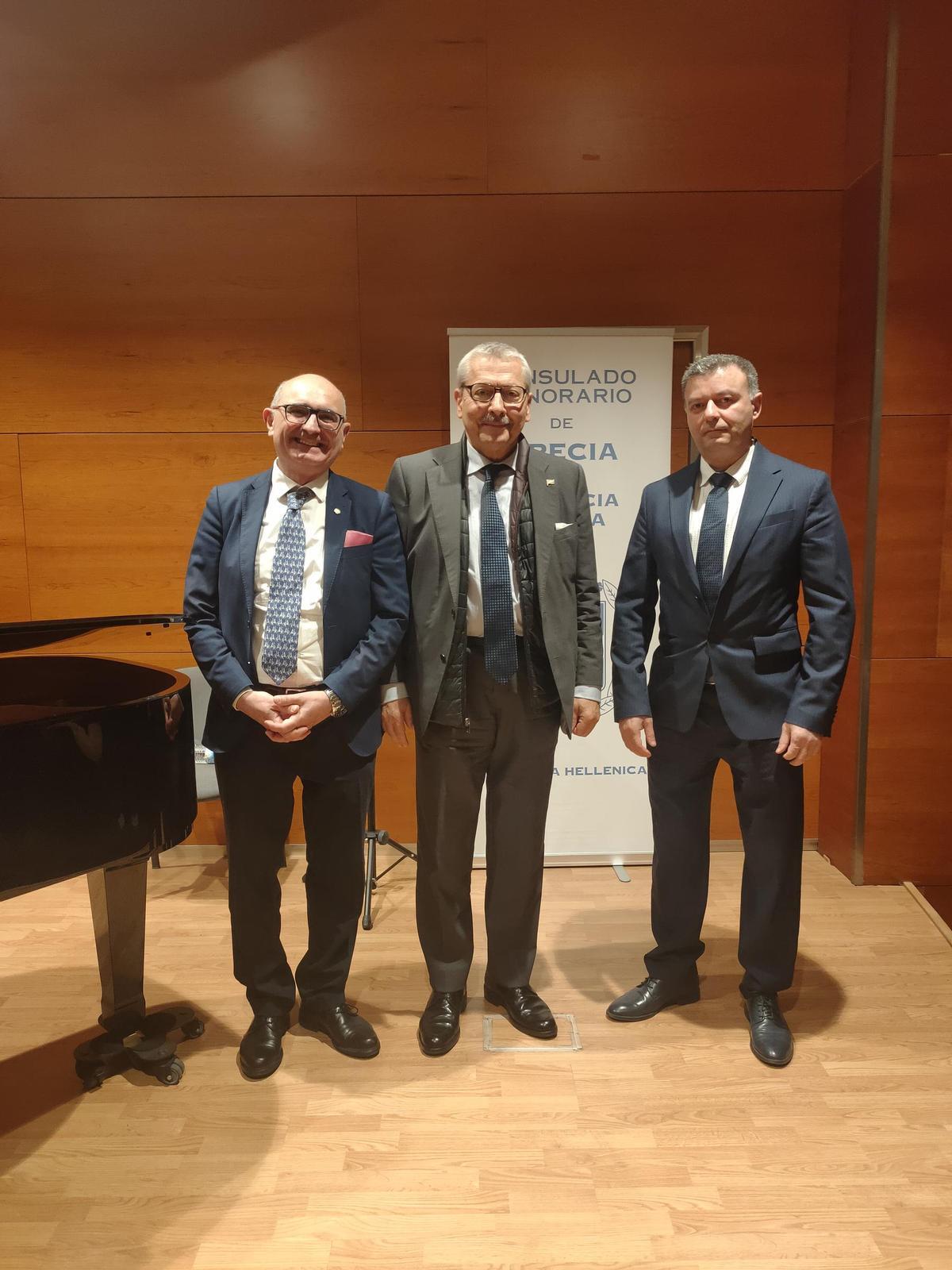 Representantes de Ontinyent y el cónsul de Grecia en València, en el acto de la fiesta nacional.