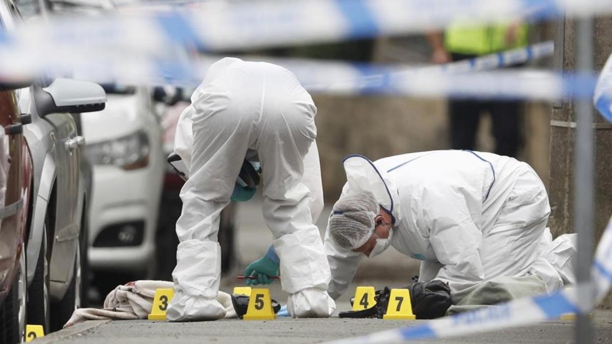 Forenses de la policía británica trabajan en el lugar donde la dipurada Jo Cox fue asesinada.