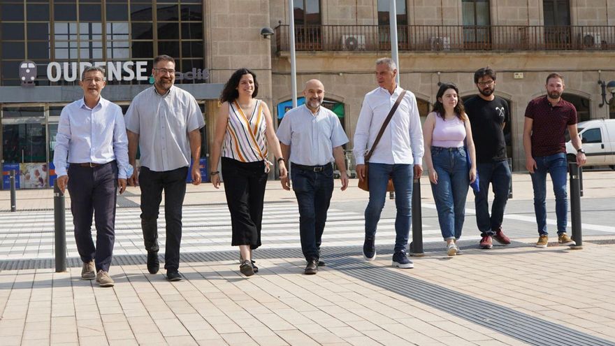 Diputados del BNG y representantes locales del partido, en la estación ourensana. | // I. OSORIO