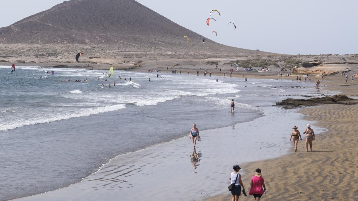 Imagen de archivo de gente en la playa de El Médano.