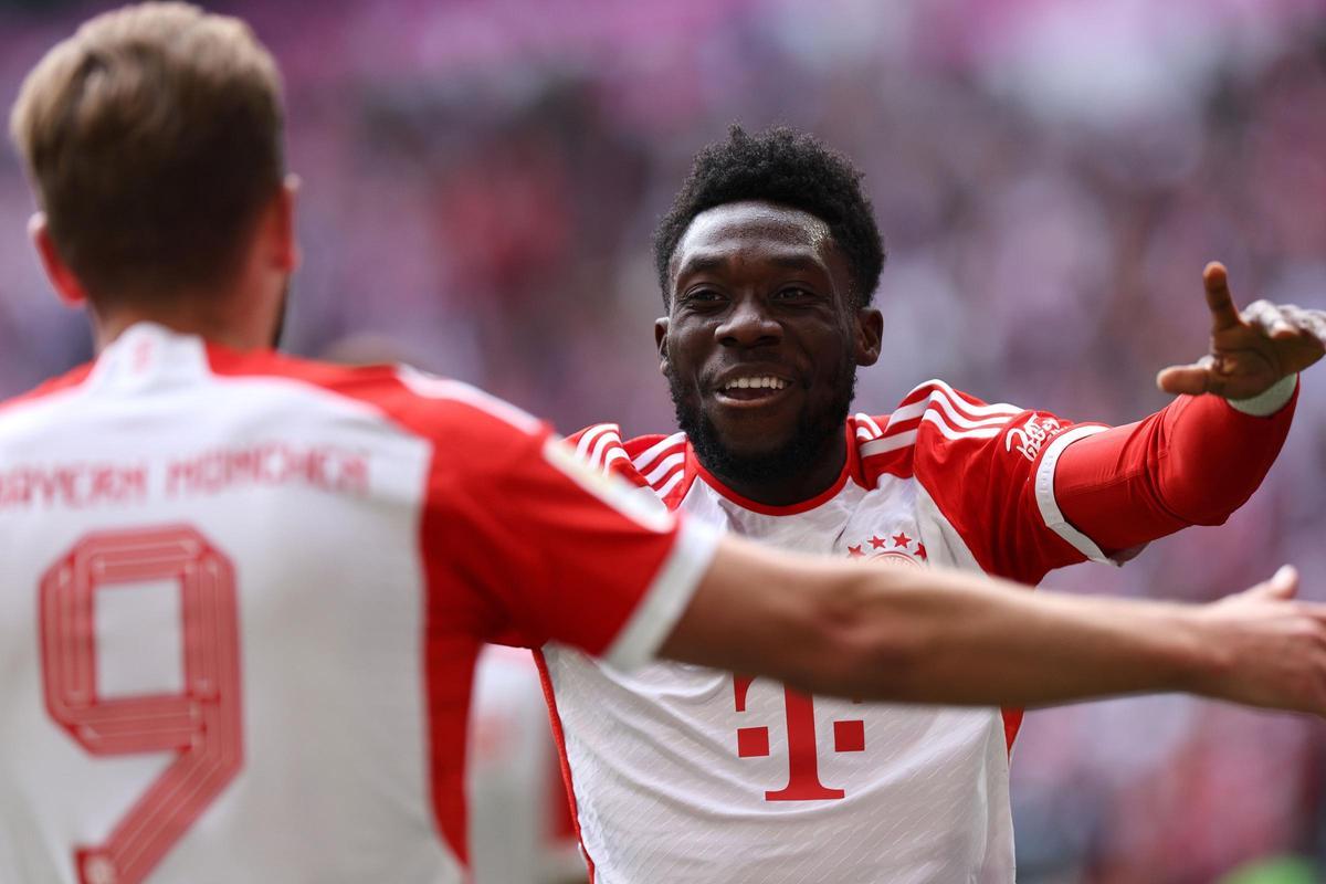 Alphonso Davies y Harry Kane celebran un gol de Bayern de Múnich esta temporada.