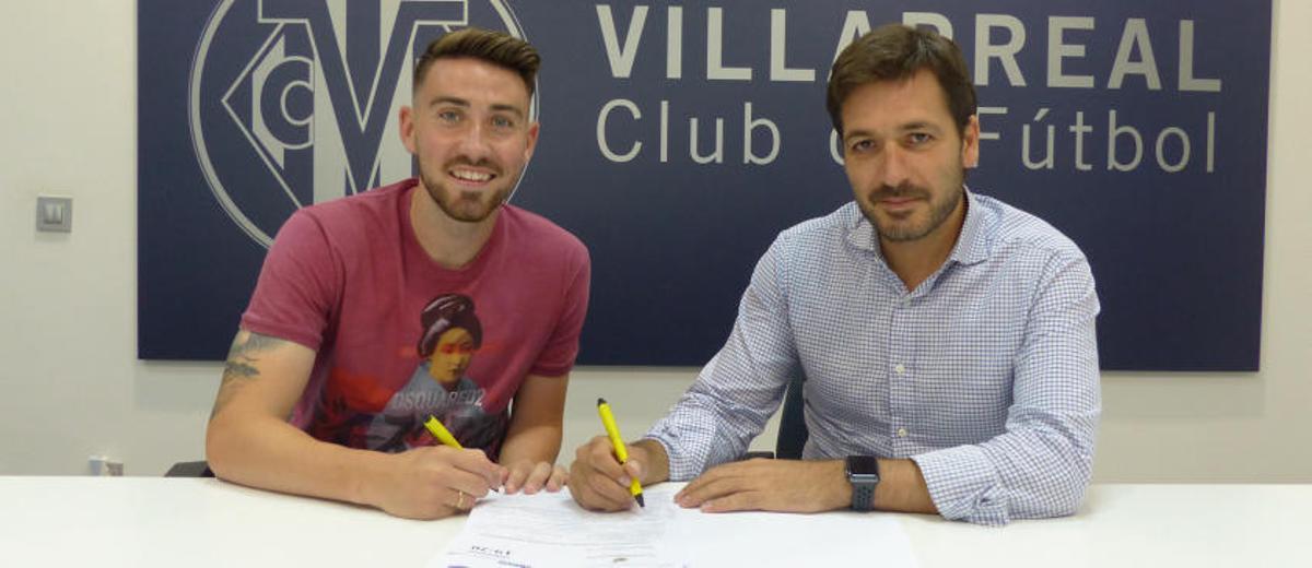 Moi Gómez firmando junto a Fernando Roig Negueroles