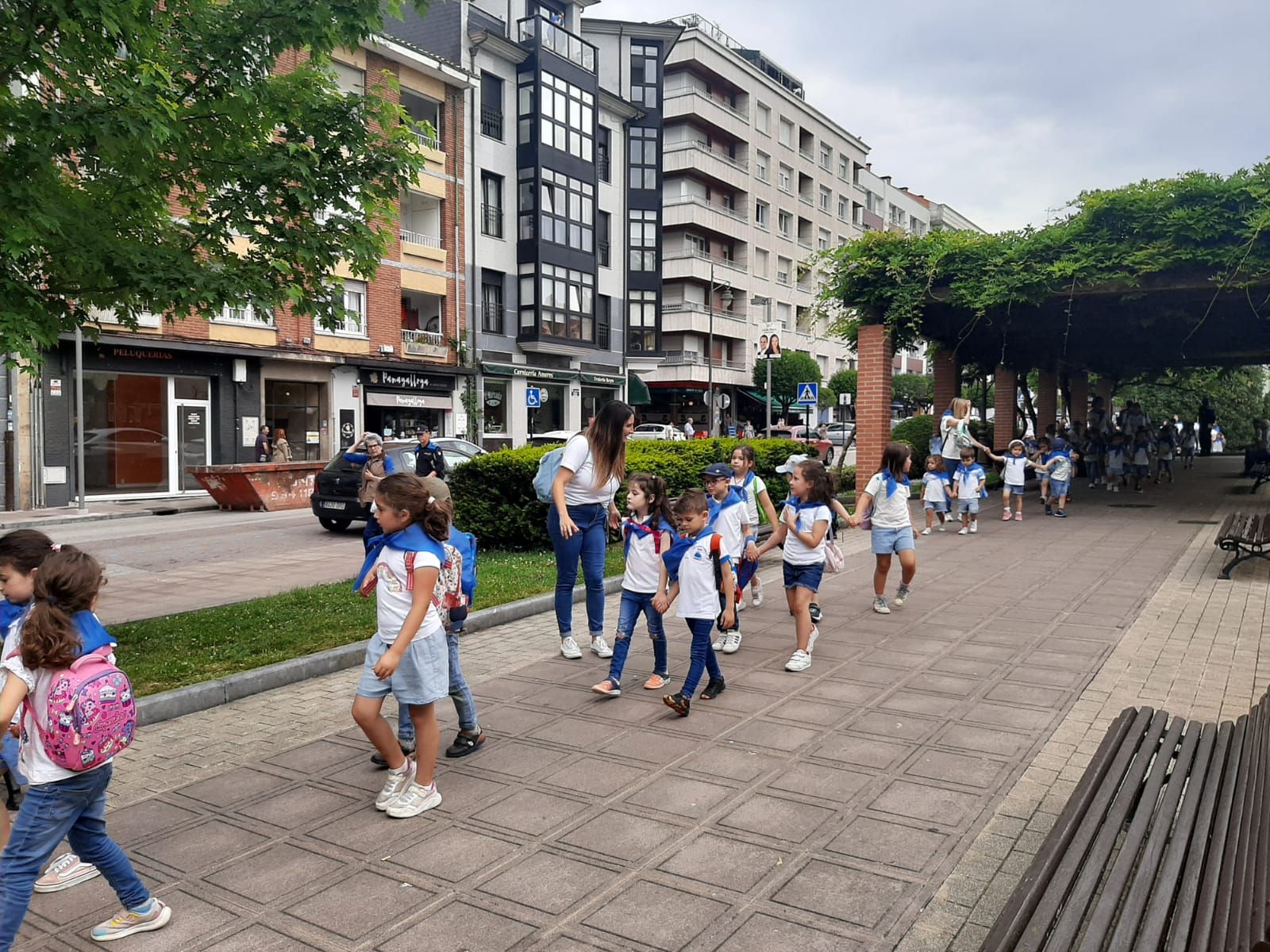 Los niños de la Pola ensayan para el Carmín: así ha sido la romería de la Escuela Peña Careses