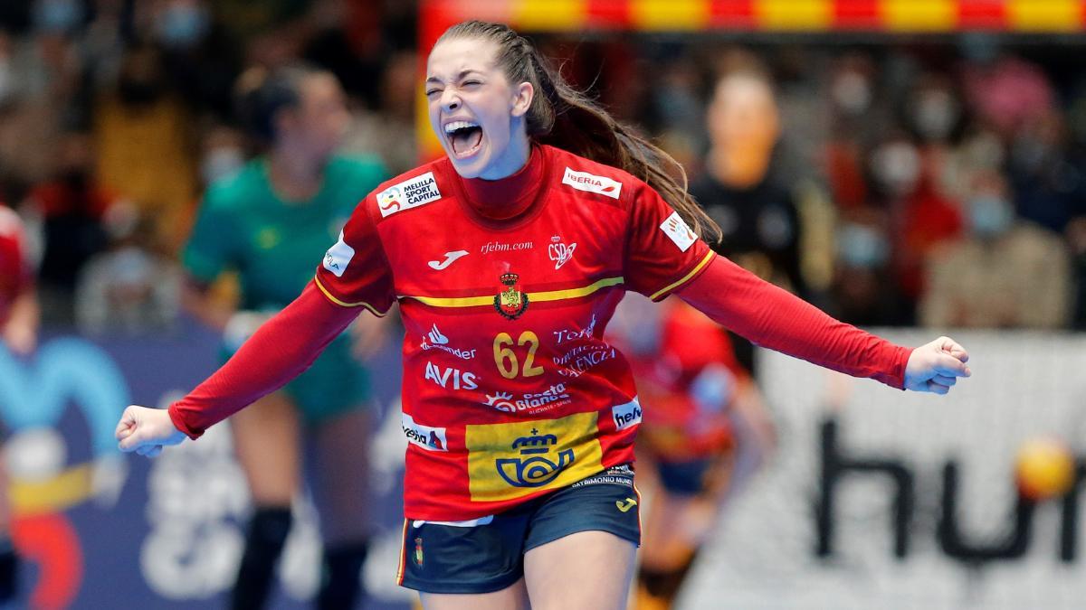 Paula Arcos celebra un gol ante Brasil en Torrevieja