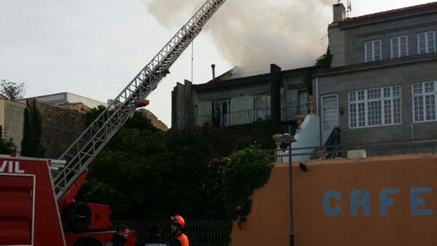 Los Bomberos intentan controlar el fuego // MANUEL MÉNDEZ