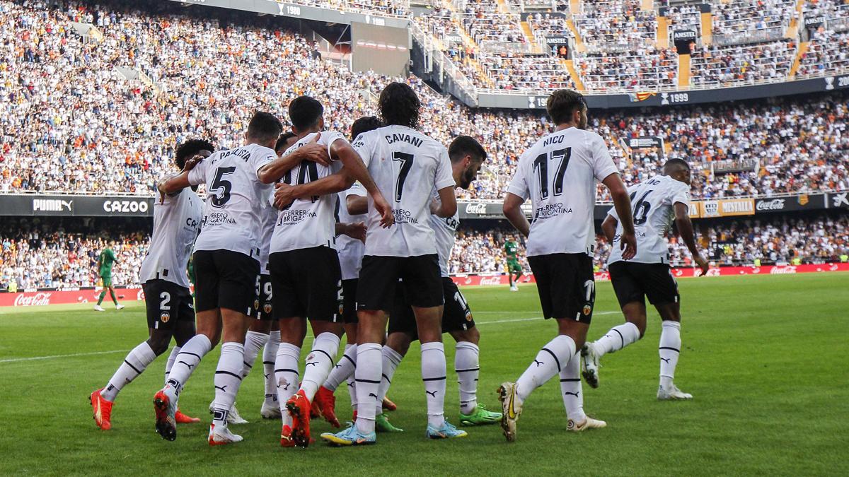 Piña de los jugadores tras marcar un gol en Mestalla