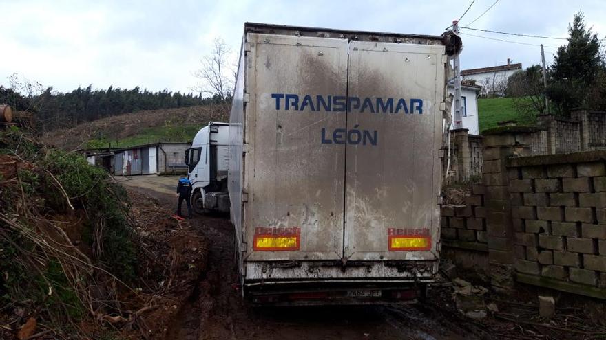 Un camión se pierde con el GPS y termina embarrancado en Villanueva (Valliniello)