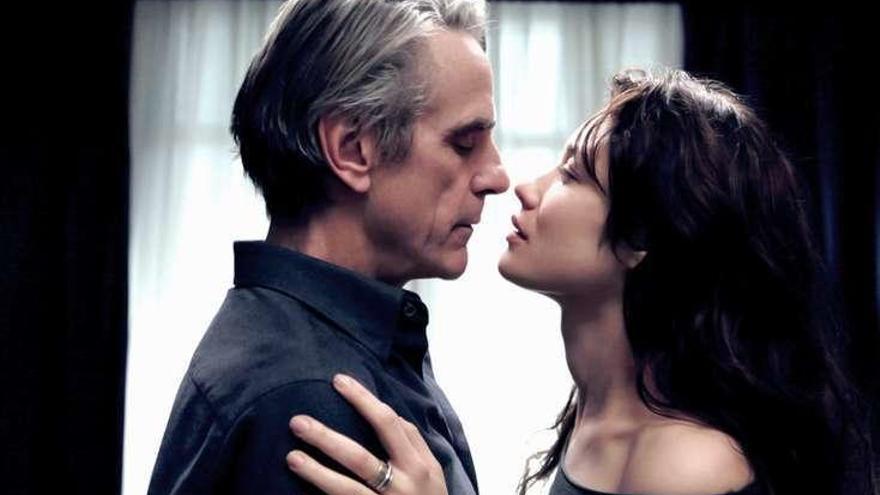 Jeremy Irons y Olga Kurylenko. // FdV