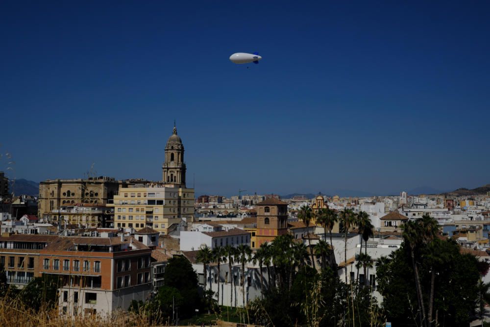 Un zepelín sobrevuela el centro histórico de Málaga