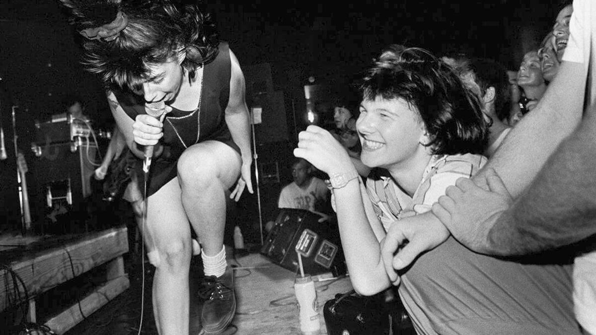 Una actuación de Bikini Kill.