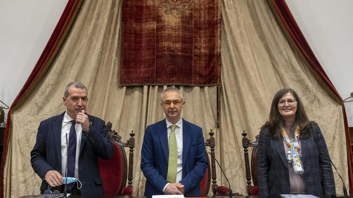 Desde la izquierda, el secretario general para el Reto Demográfico, Francisco Boya Alós; el exrector de la Universidad de Salamanca, Ricardo Rivero; y la exrectora en funciones, María José Rodríguez Conde.