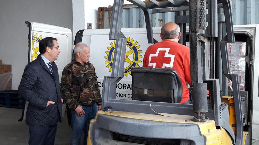 Miguel Briones ha visitado el almacén de Cruz Roja este martes.