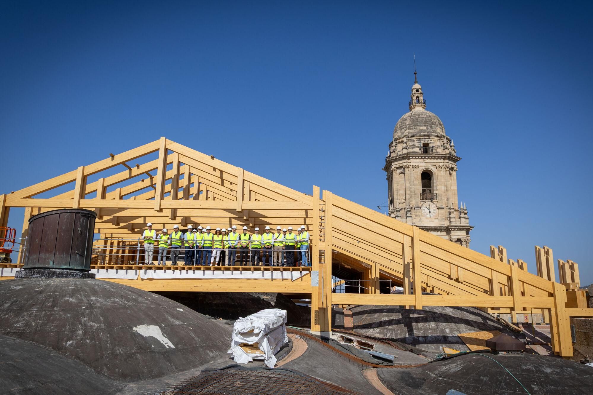 Visita institucional a las obras del tejado de la Catedral del presidente de la Diputación, Francisco Salado; junto con el obispo emérito, Jesús Catalá; el presidente de la Fundación Unicaja, José Manuel Domínguez; y los arquitectos del proyecto Juan Manuel Sánchez La Chica y Adolfo de la Torre Prieto