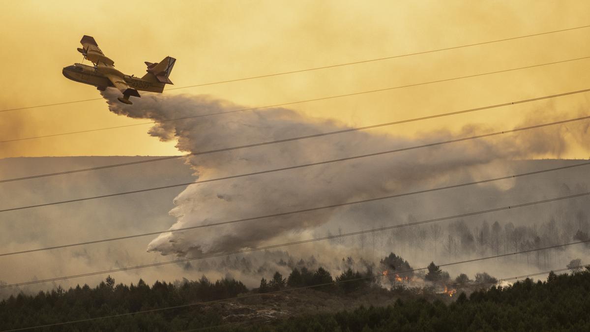 Un hidroavión descarga agua sobre la zona afectada por el incendio en Lobeira (Ourense), dentro del parque natural Baixa Limia-Serra do Xurés