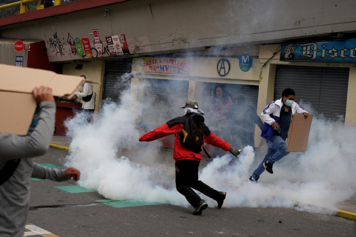 Manifestantes indígenas marchan por Quito exigiendo concesiones al presidente Lasso