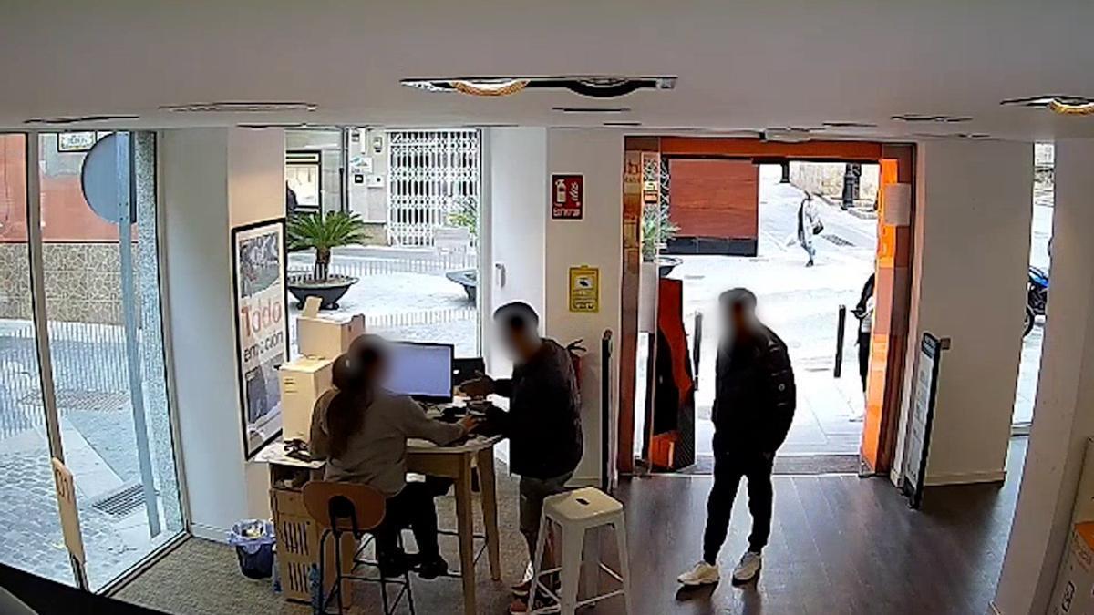 Tres detenidos por el robo de móviles en Cullera