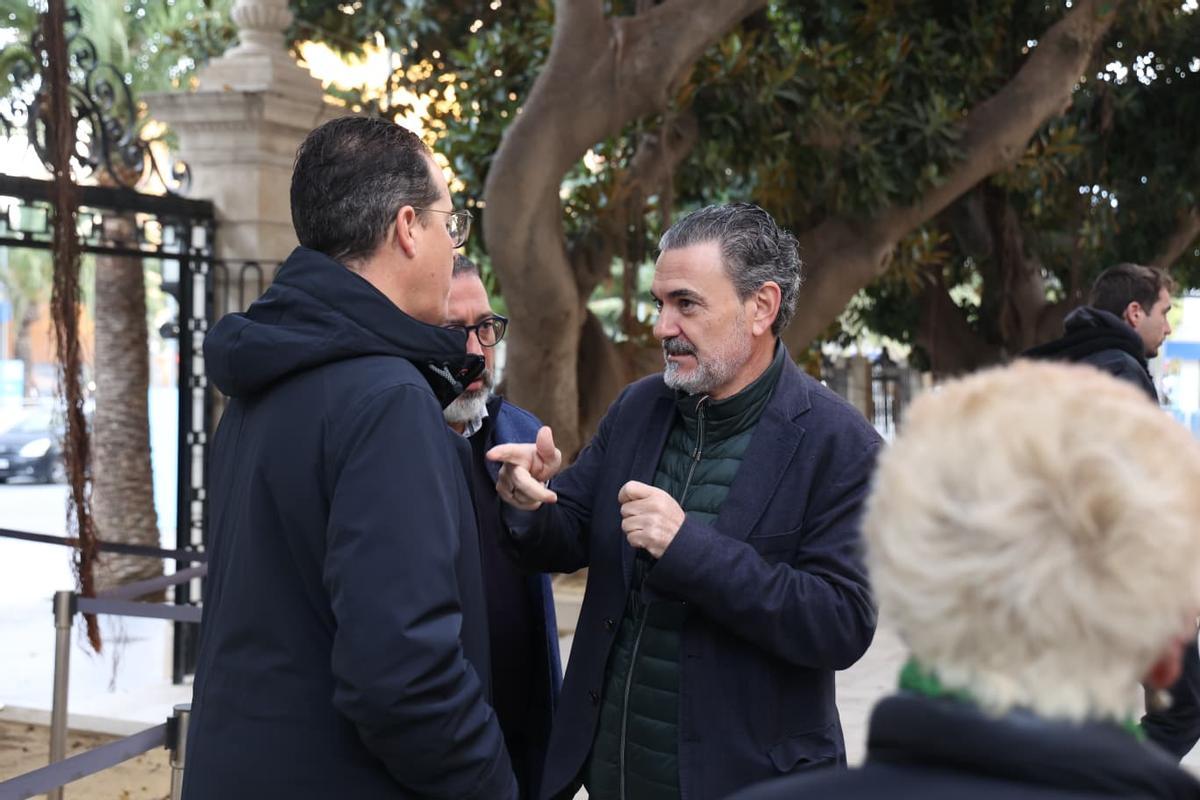 Rubén Alfaro, José Antonio Amat y Vicente Arques conversan frente a la Diputación de Alicante.