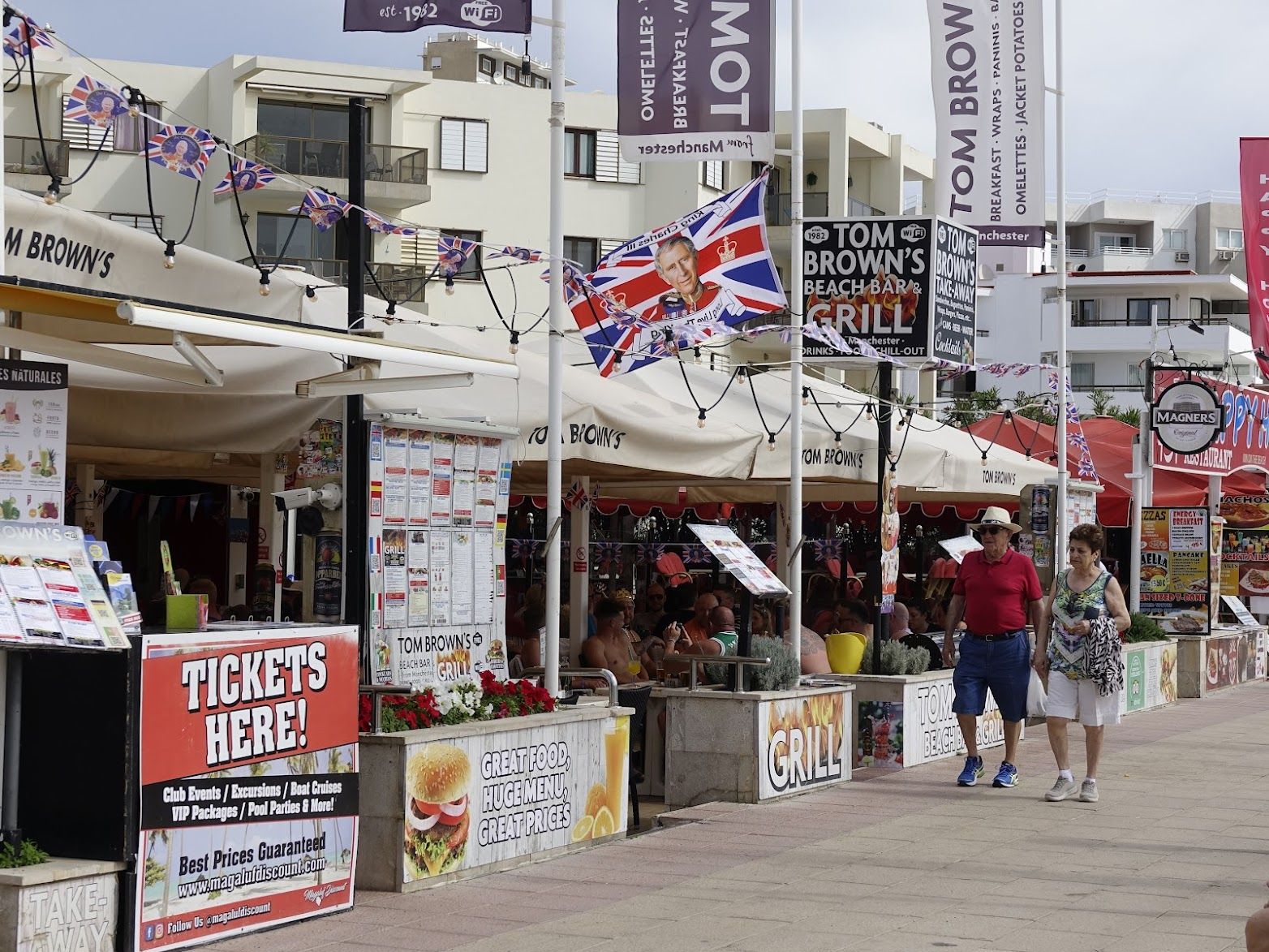 Carlos III de Inglaterra… y I de Magaluf: así viven los turistas británicos la ceremonia de coronación