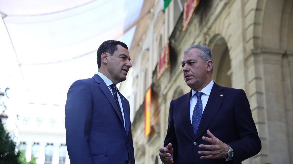 El presidente de la Junta de Andalucía, Juanma Moreno, junto al alcalde de Sevilla, José Luis Sanz. Este último aprieta por tener un vuelo directo con China