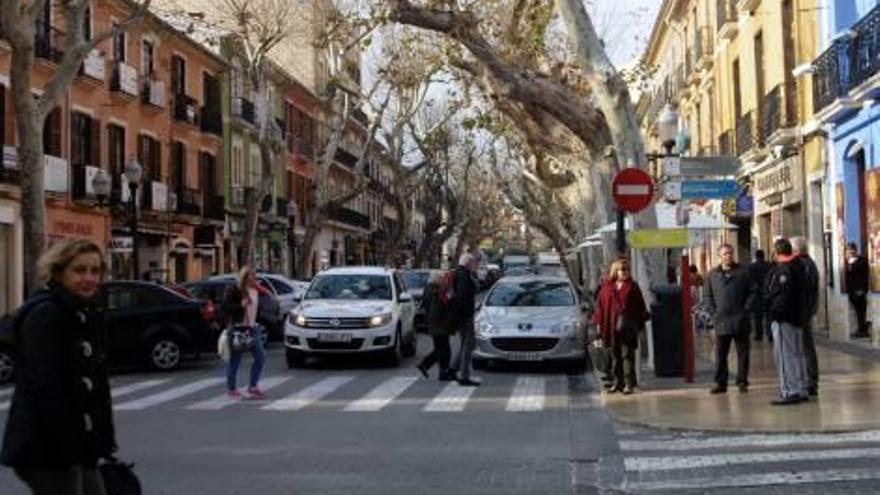 En el principal bulevar comercial de Dénia siguen conviviendo coches y transeúntes.