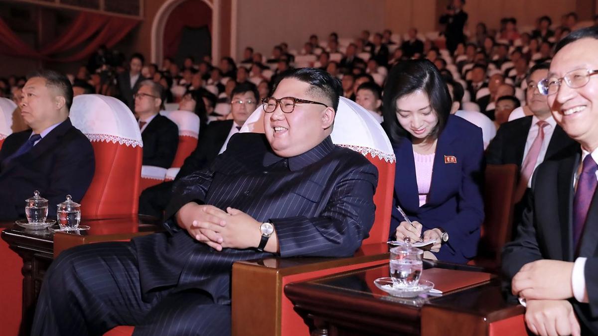 El líder norcoreano, Kim Jong-Un, viendo la actuación conjunta de artistas chinos y norcoreanos en el Teatro de las Artes Mansudae en Pyongyang