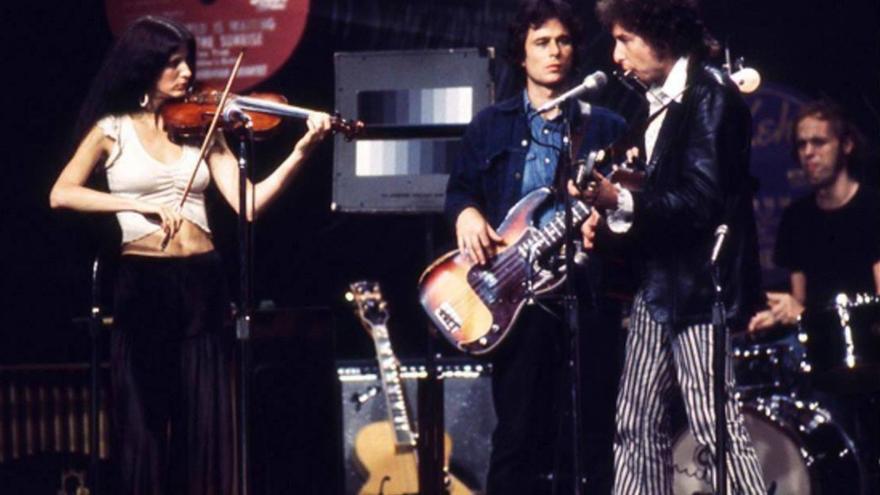 Der Song „Hurricane“ wäre ohne ihr Geigenspiel nur halb so gut: Scarlet Rivera bei einem Auftritt mit Bob Dylan in den 70ern.  | FOTO: NETFLIX