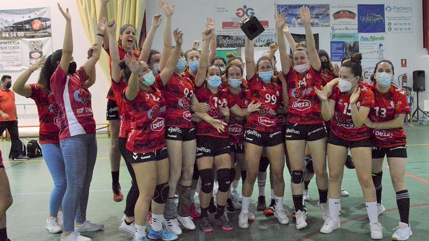 El Deza Córdoba Balonmano Femenino celebra su título de campeón andaluz en Solúcar.