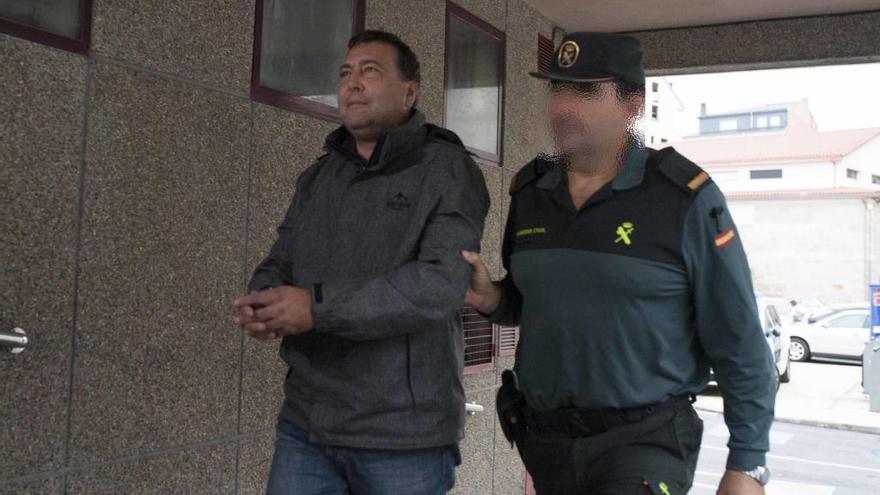 El detenido por un fuego en Os Blancos llega al juzgado.