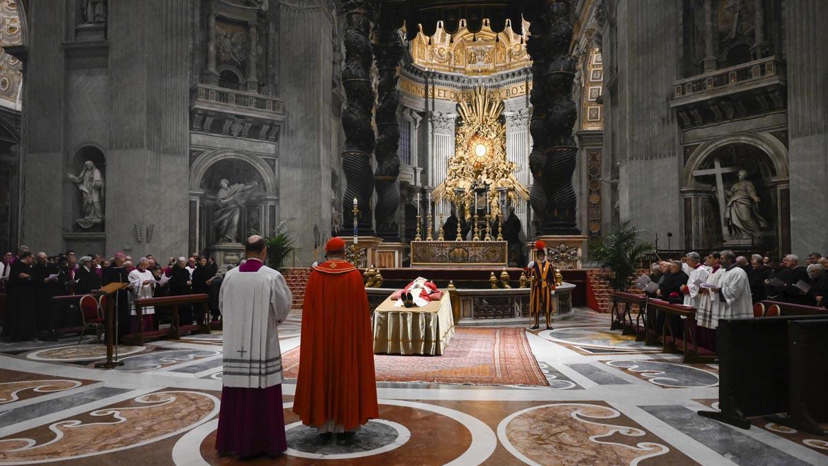 Vista general de la Basílica de San Pedro donde yace el cuerpo del difunto Papa Emérito Benedicto XVI.