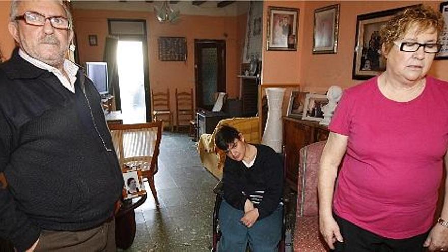 Los padres, Vicents y María José con su hija Amparo que sufrió una parálisis cerebral.