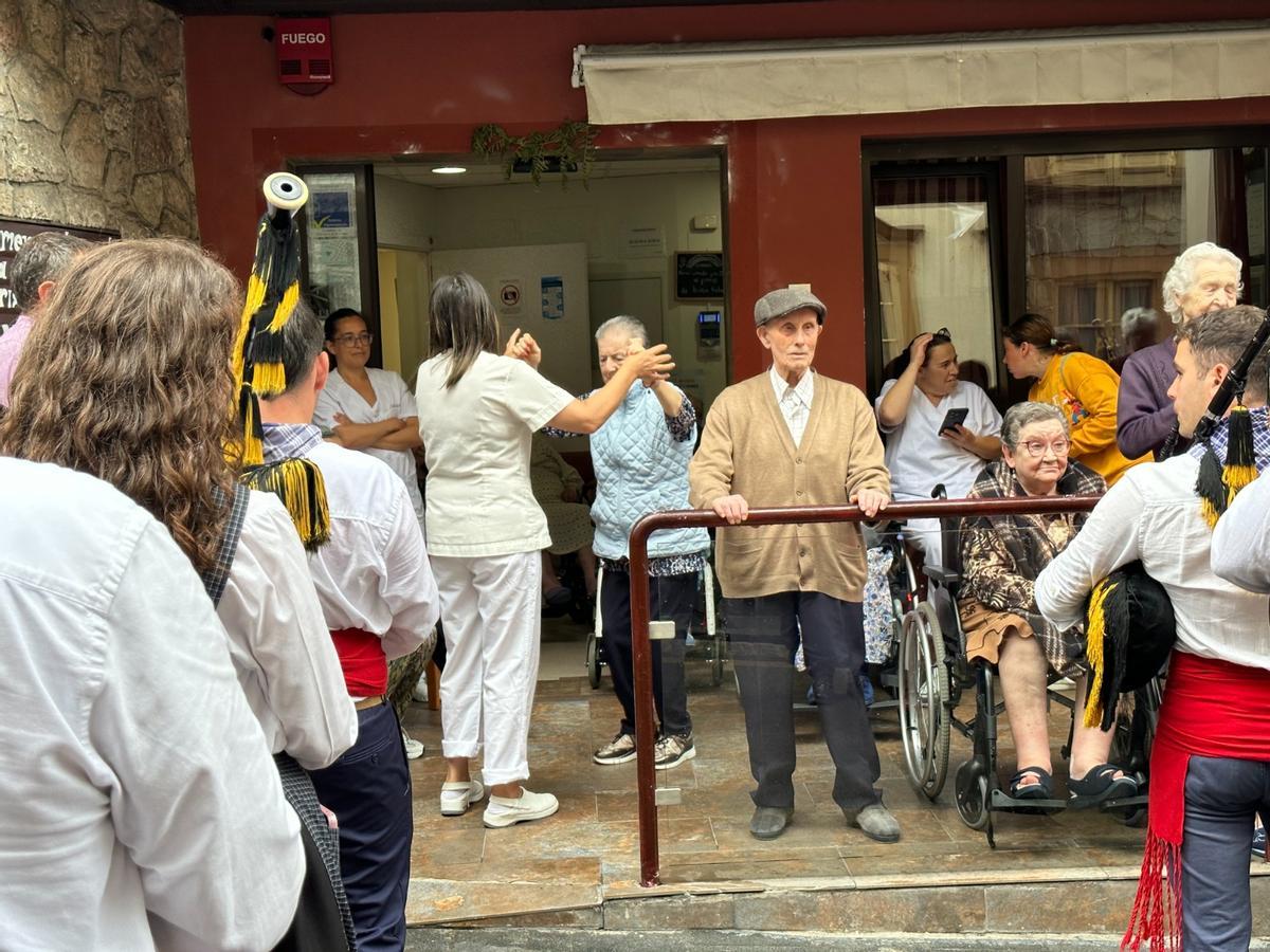 El desfile más esperado en Cudillero: gaitas, bailes 'pixuatus' y gigantes y cabezudos de Murcia