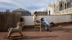 Andrea Acquarone en la terraza de su ático en Passeig de Gràcia.