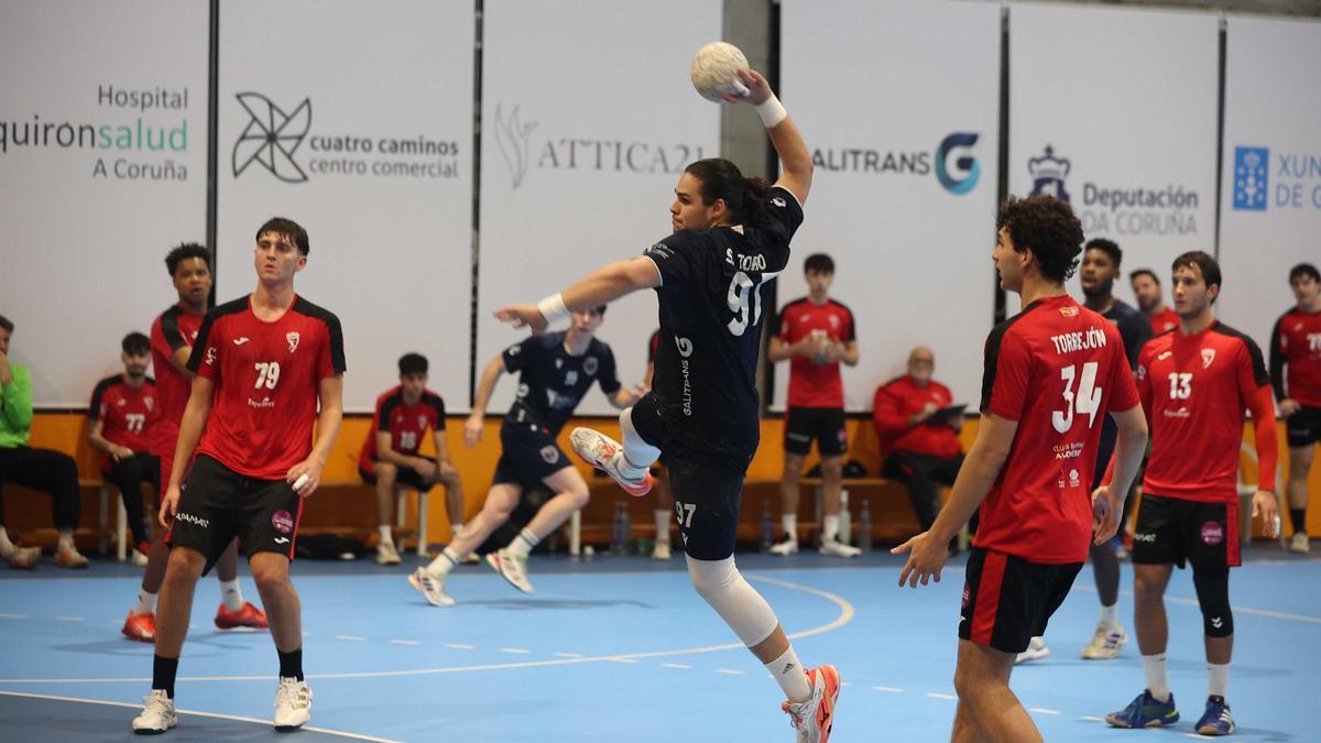 Sergio Torío lanza a portería en el partido contra el Alcobendas.