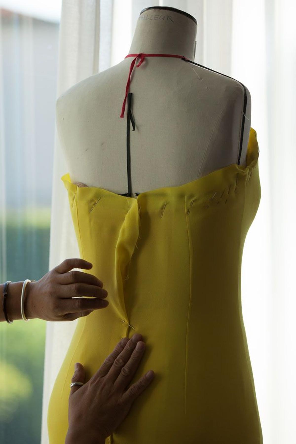 Escote del vestido de Dior de Charlize Theron en Cannes